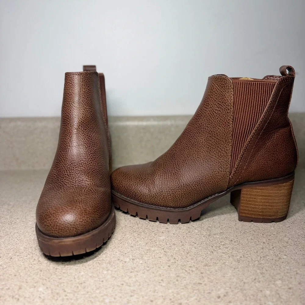 MIA Jody Brown Pebbled Chelsea Ankle Boots Lug Sole Block Heel GS875004 Size 7M
